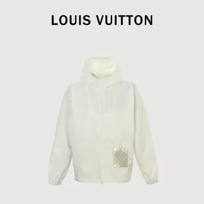 Louis Vuitton LV 暗纹提花双面穿夹克冲锋衣外套 双面穿夹克,分为纯色面和满logo提花面,两种风格随意切换,款式不需多说,低调奢华,双面都带走1V经典元素,宽松版型,上身休闲舒适.纯色面为软壳冲锋衣款,纯色简单款,仅胸口五金装饰,五金可拆卸,里外五金全部双面刻字,原版一致去定制定染.衣身同色无色差,工费昂贵.里布为真丝提花面布,经典满幅logo提花工艺,全部需要织上去,工艺成本极高.